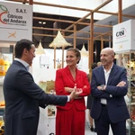 La empresaria y presentadora Samatha Vallejo-Nágera visita el expositor de Sabores Almería en el Salón Gourmets