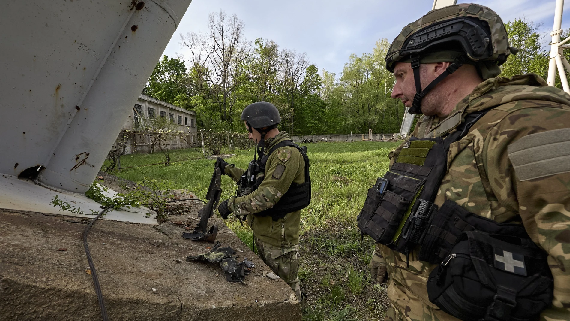 Militares ucranianos observan daños de un ataque ruso en Járkiv