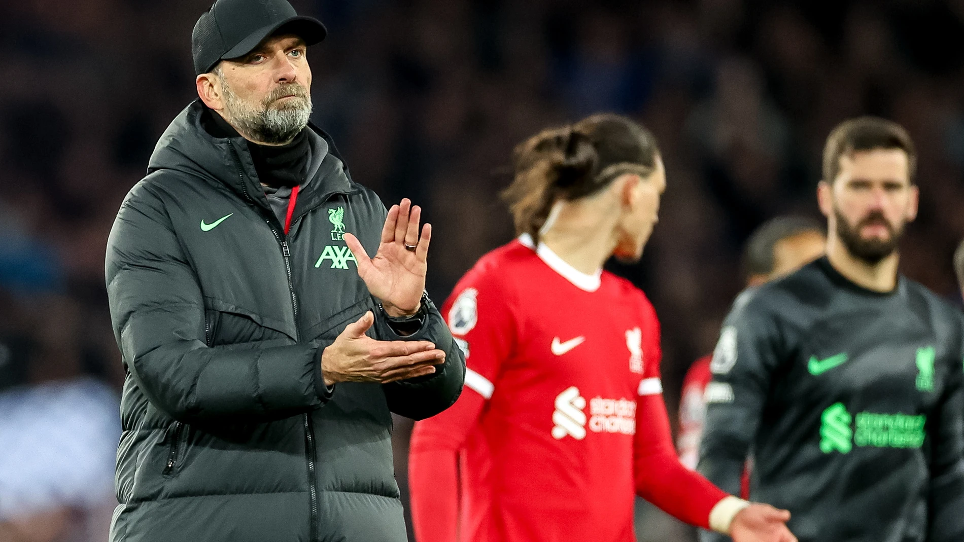 Liverpool (United Kingdom), 24/04/2024.- Liverpool manager Juergen Klopp (L) is seen dejected after the English Premier League soccer match of Everton FC against Liverpool FC, in Liverpool, Britain, 24 April 2024. (Reino Unido) EFE/EPA/ADAM VAUGHAN EDITORIAL USE ONLY. No use with unauthorized audio, video, data, fixture lists, club/league logos, 'live' services or NFTs. Online in-match use limited to 120 images, no video emulation. No use in betting, games or single club/league/player publica...