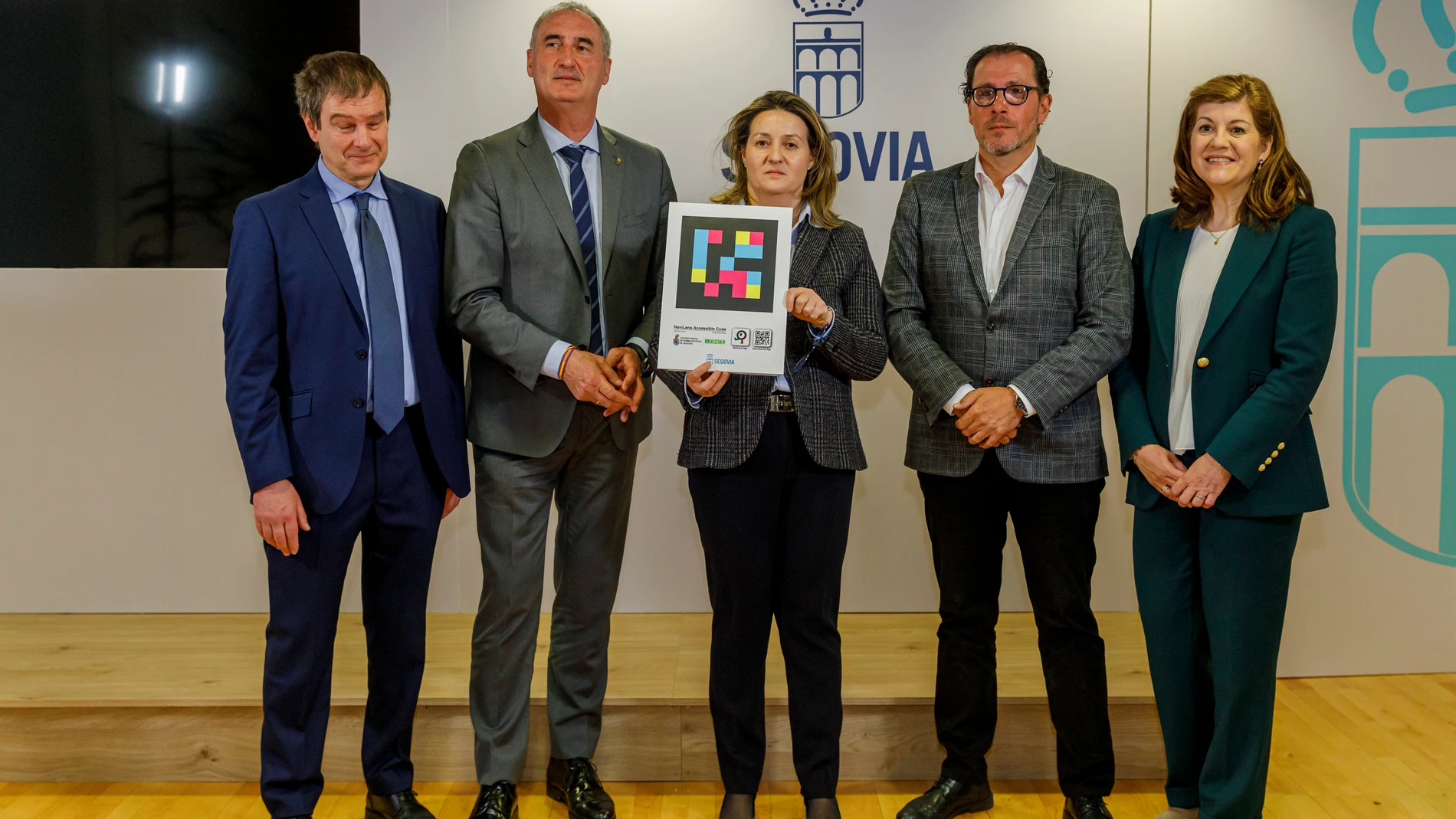 El alcalde de Segovia, José Mazarías, junto al Delegado de la Once en Castilla y León, Ismael Pérez, el Director de la ONCE en Segovia, Claudio Congosto y la presidenta del Colegio de Farmacéuticos de Segovia, Marta Ruano, presenta el proyecto ‘Navilens’