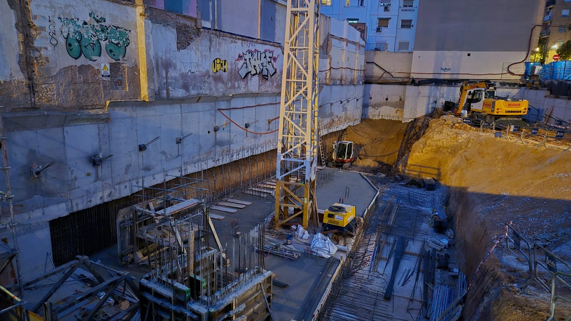 Obras junto al edificio afectado