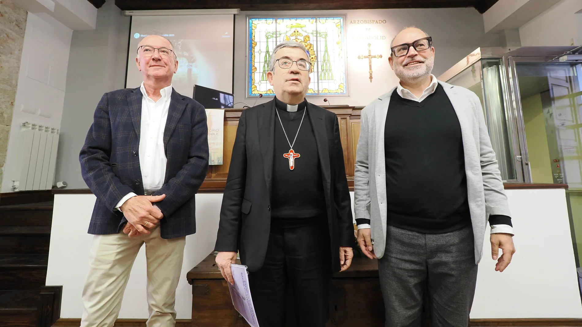 El arzobispo de Valladolid, Luis Argüello, el presidente de la Fundación Vía del Arte, Javier Viver, y el director del Secretariado de Cultura del Arzobispado de Valladolid, Carlos Polanco, presentan la IV edición del Observatorio de lo Invisible, que se celebra este verano en el Monasterio de la Santa Espina como lugar de encuentro y creación para más de un centenar de artistas