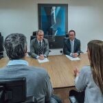 Mariano Veganzones mantiene una reunión con trabajadores del Serla