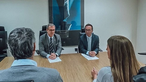 Mariano Veganzones mantiene una reunión con trabajadores del Serla