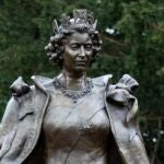 Inauguran estatua en homenaje a la Reina Isabel II junto a sus corgis en el Reino Unido