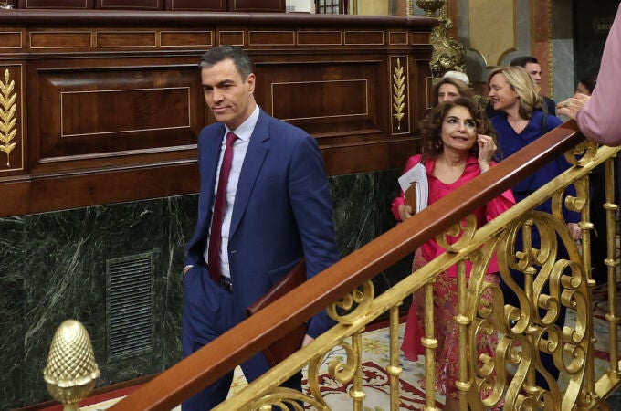 Pedro Sánchez y María Jesús Montero, a su llegada al Congreso