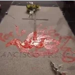 El artista que pintó la tumba de Franco se encierra en un escaparate por la "demora" en el fallo del Supremo