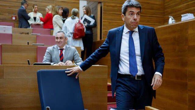 El president de la Generalitat, Carlos Mazón, responde en el pleno de Les Corts Valencianes a preguntas sobre la situación de la Comunitat Valenciana