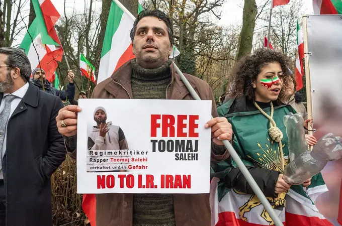 Irán condena a muerte al rapero Tomaj Salehi por su participación en las protestas tras la muerte de Mahsa Amini