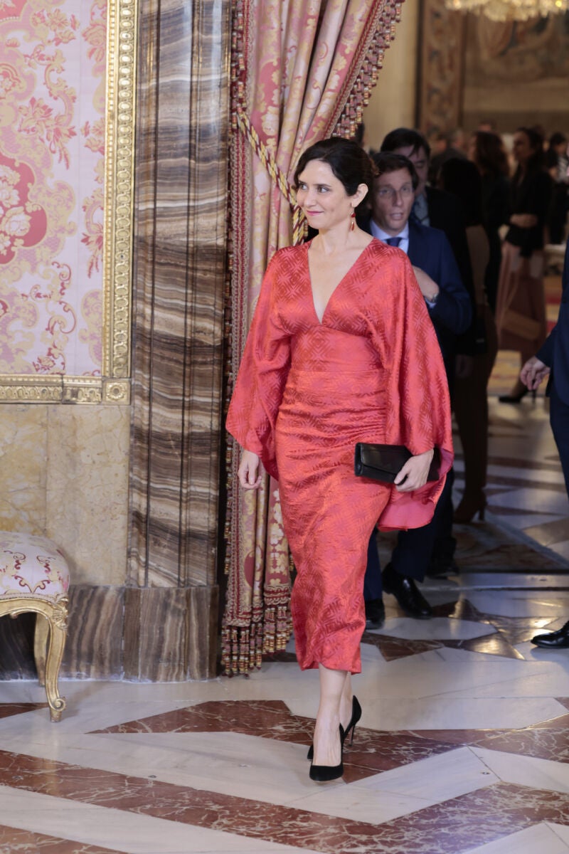 El look de Ayuso para un almuerzo en el Palacio Real.