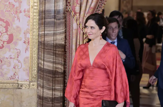 Ayuso se corona en el Palacio Real con el vestido rojo español con mangas de vuelo que van a querer todas las invitadas de boda