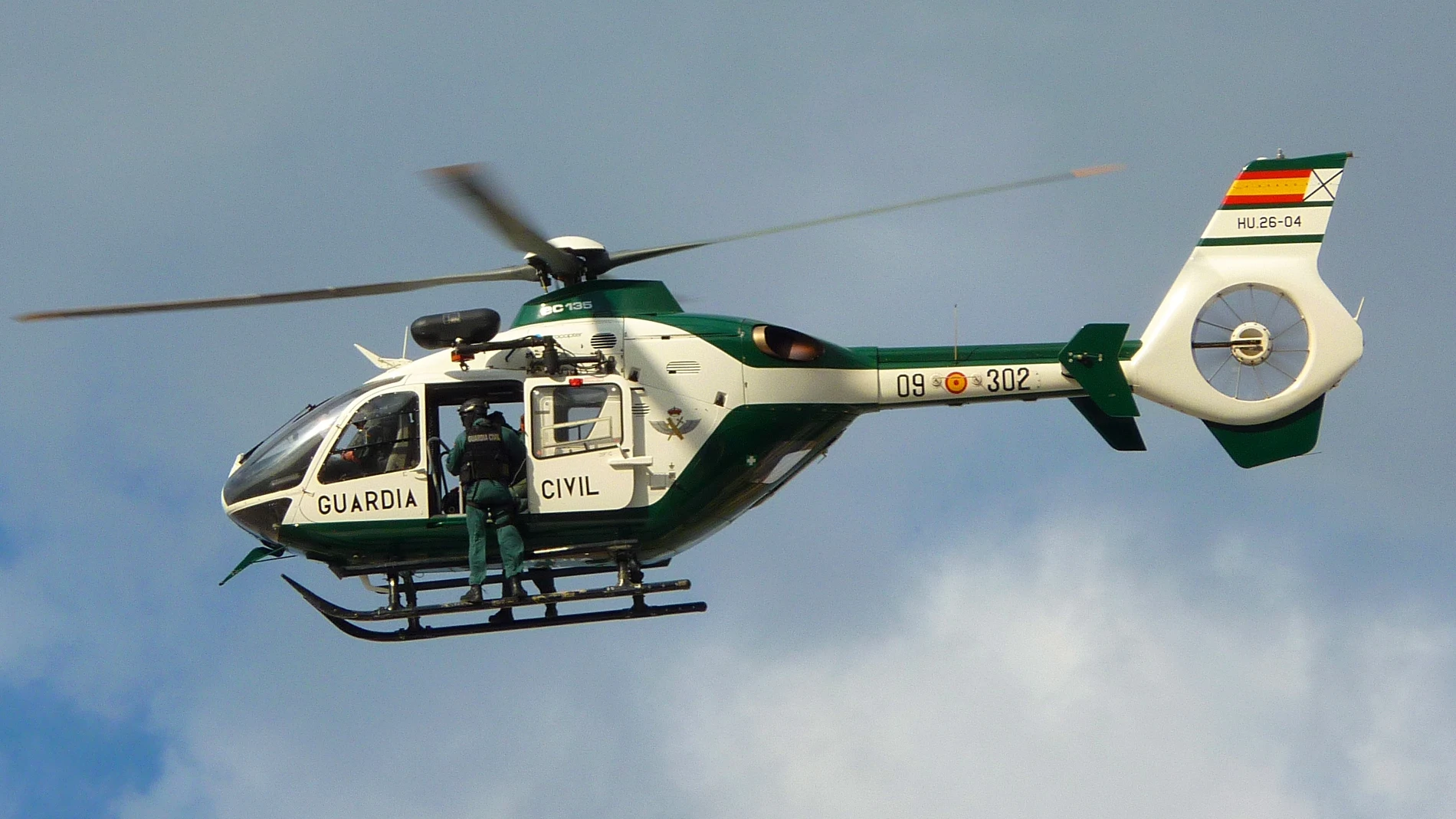 Eurocopter EC 135P-2+ del SAER transportando a miembros de la Unidad Especial de Intervención (UEI)