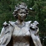 Inauguran estatua en homenaje a la Reina Isabel II en el Reino Unido