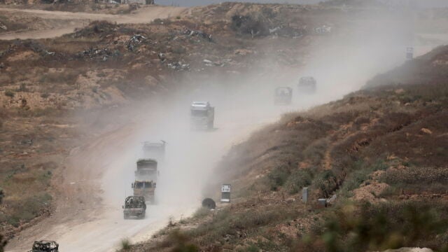 Soldados israelíes maniobran en la frontera con la Franja de Gaza