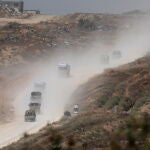 Soldados israelíes maniobran en la frontera con la Franja de Gaza