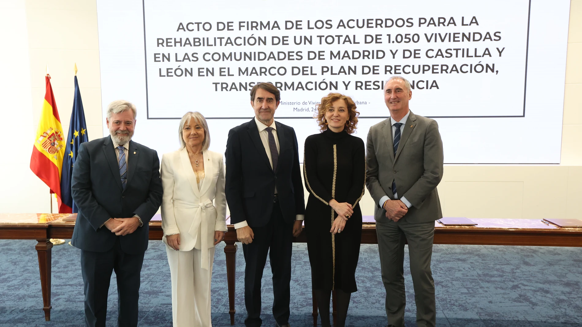 Suárez-Quiñones junto con la directora general de Vivienda, María Pardo, y los alcaldes María José Ortega y José Mazarías
