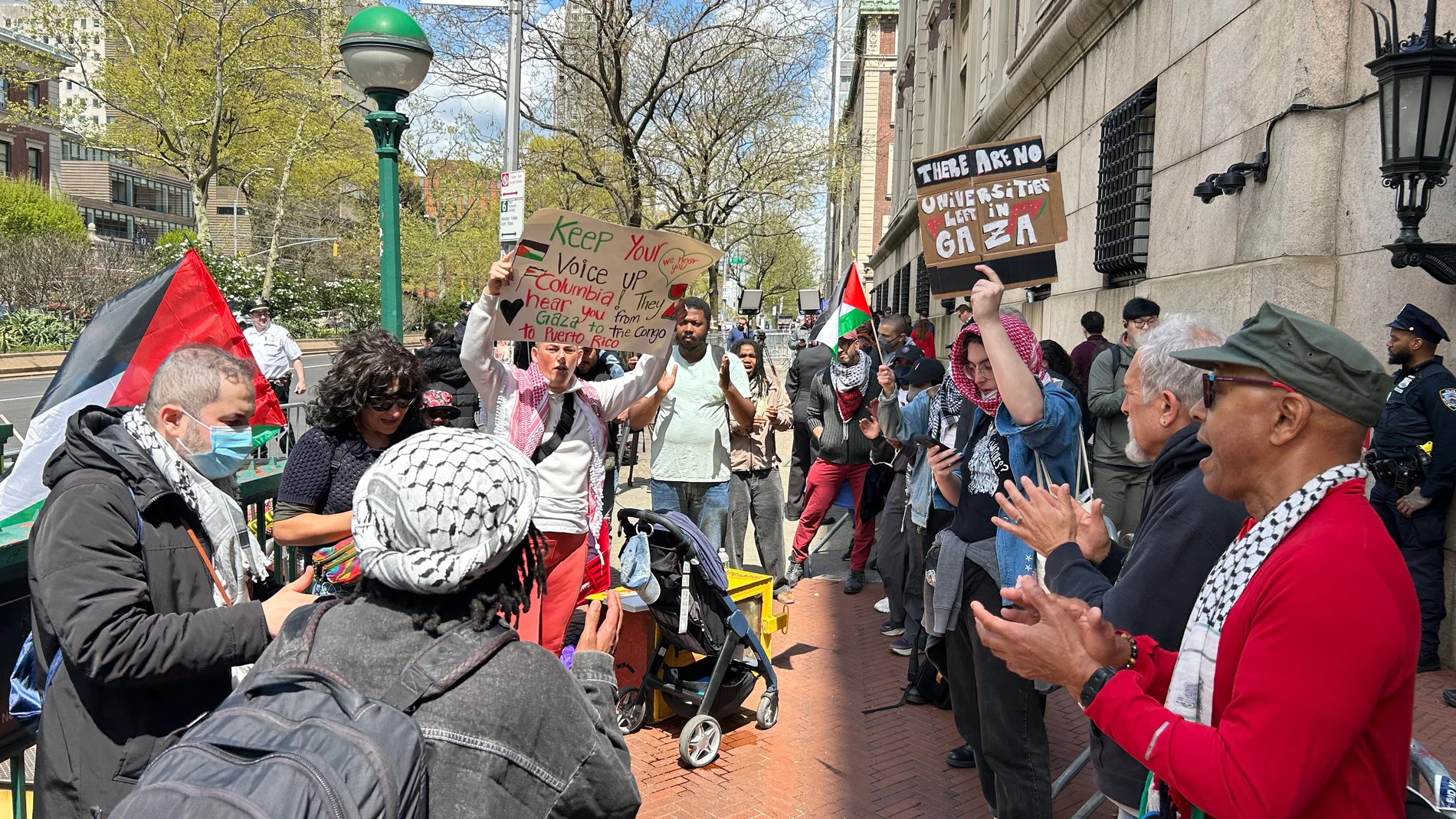 USA4292. NUEVA YORK (NY, EEUU), 24/04/2024.- Estudiantes pro Palestina se manifiestan este miércoles, a las afueras de la Universidad de Columbia ubicada en el Alto Manhattan en Nueva York (EE.UU.). La Universidad de Columbia, epicentro de las protestas pro palestinas en los campus universitarios estadounidenses, llegó anoche a un acuerdo de última hora con los activistas para limitar el alcance de sus protestas. EFE/Javier Otazu 