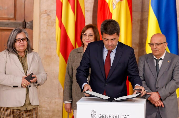 El presidente de la Generalitat valenciana, Carlos Mazón, esta mañana durante la firma con los sindicatos