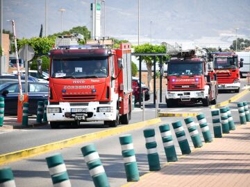 Bomberos del Poniente en el acceso al Hospital Universitario Poniente de El Ejido (Almería)