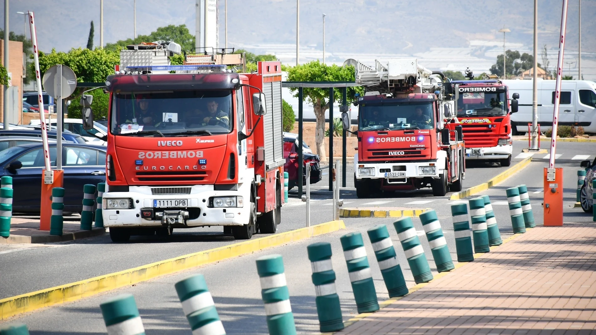 Bomberos del Poniente en el acceso al Hospital Universitario Poniente de El Ejido (Almería)