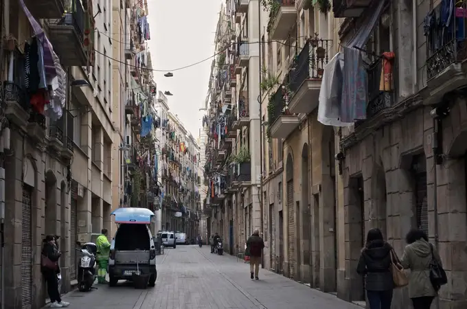 Vídeo: los vecinos denuncian yonkis y jeringuillas en plena calle del Raval de Barcelona 