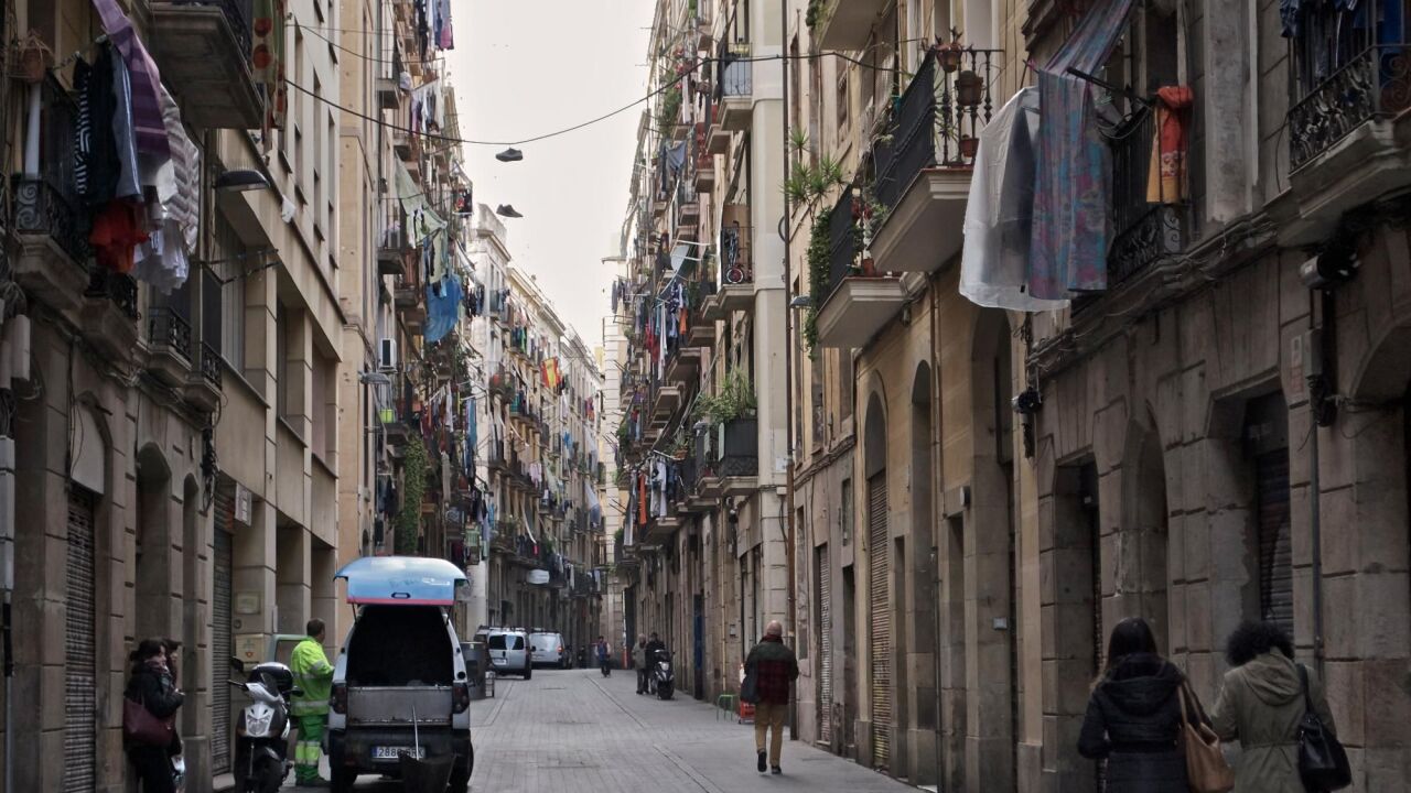 Así era la vida en El Raval antes de su transformación urbana ...