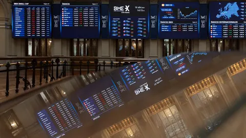 Economía.- El Ibex avanza un 0,24% en la media sesión pese a la incertidumbre política, con Sabadell disparado (+11%)