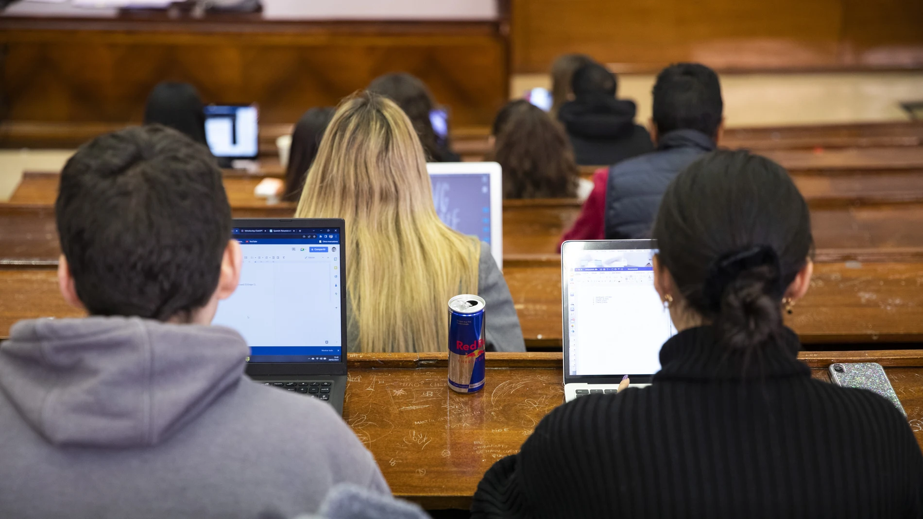 Universitarios durante una clase en la Facultad de Derecho de la Universidad Complutense de Madrid.