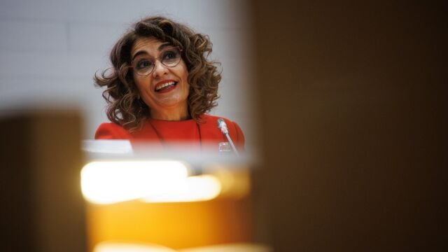 La vicepresidenta primera y ministra de Hacienda, María Jesús Montero, interviene durante la jornada ‘España: 2024, un año de hitos para los Fondos Europeosí organizada por CEOE y PwC, en la sede de la CEOE, a 25 de abril de 2024, en Madrid.