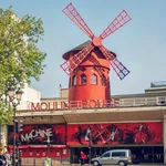 Las aspas del Moulin Rouge en París se caen 