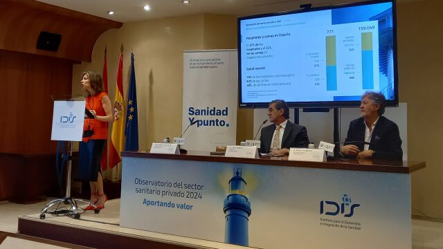 Marta Villanueva y Juan Abarca durante la presentación del informe esta mañana