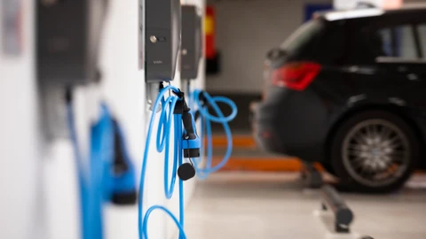 Estacionamiento y zona de recarga de coches eléctricos. Manguera y conector de cargadores. © Jesús G. Feria.