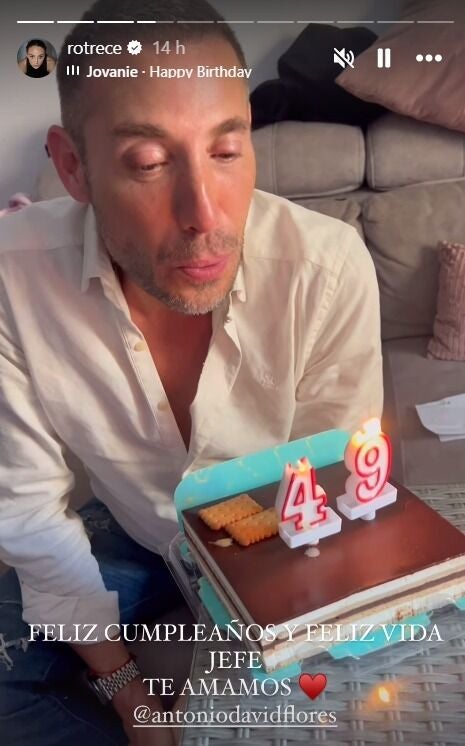Antonio David Flores soplando las velas en el día de su 49 cumpleaños