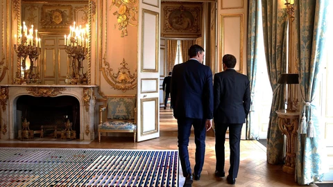 El presidente francés, Emmanuel Macron (i), recibe al primer ministro español, Pedro Sánchez (d), en una reunión en el Palacio del Elíseo en París, Francia, el 27 de mayo de 2019. Sánchez llegó este lunes al Palacio del Elíseo para reunirse con el mandatario francés, Emmanuel Macron, con quien abordará el reparto institucional en la Unión Europea y la necesidad de crear una alianza que frene a la ultraderecha.