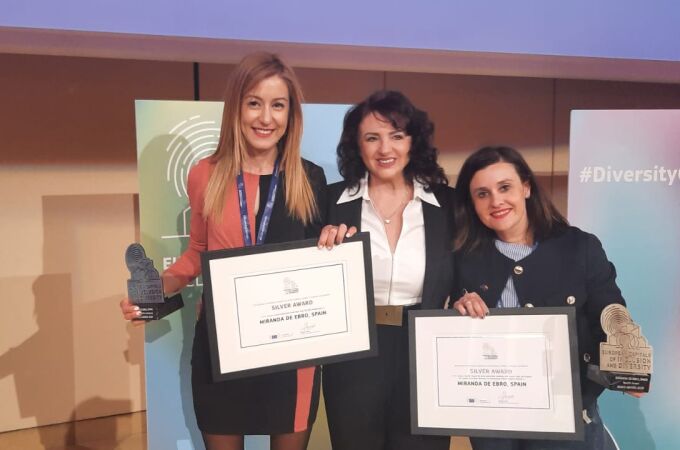 La alcaldesa de Miranda de Ebro, Aitana Hernando, que ha acudido con la concejala de Igualdad, Soraya Solórzano, a recoger el premio a Bruselas