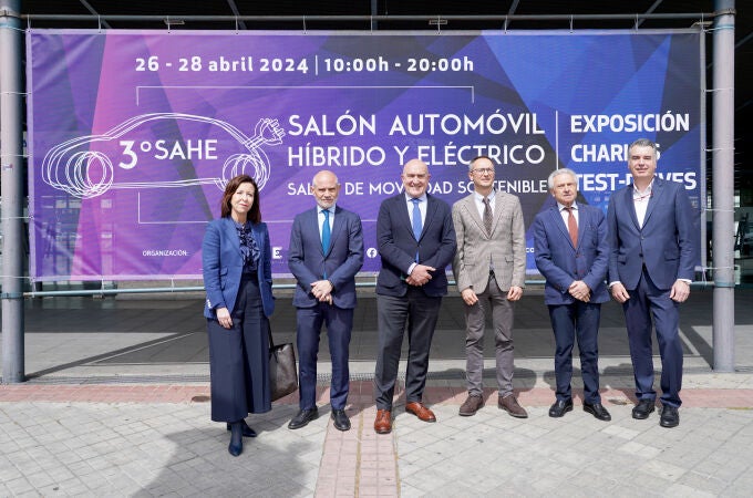 Autoridades en el Salón del Automóvil de Valladolid