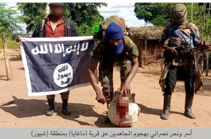 Momento en que los terroristas yihadistas asesinan a un cristiano en Mozambique