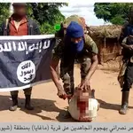 Momento en que los terroristas yihadistas asesinan a un cristiano en Mozambique