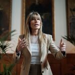 La directora de la Cátedra Extraordinaria de Transformación Social Competitiva de la UCM, Begoña Gómez, interviene en la mesa redonda 'La igualdad no puede esperar', en el Ateneo de Madrid, a 10 de marzo de 2023, en Madrid (España). Durante este encuentro, se ha respondido a cuestiones como Cuánto hemos avanzado y ahora ¿qué?, ¿Qué está ocurriendo para que el avance sea lento?, ¿Qué acciones podemos impulsar?, además de abordar el tema de los desafíos internacionales y nacionales de la mujer.