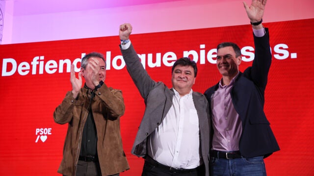Pedro Sánchez, Juan Espadas y Gabriel Cruz, durante un acto del PSOE