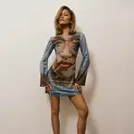 Zendaya con mini vestido estampado del cartel de &#39;Rivales&#39; de la diseñadora Celia Kritharioti.