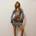 Zendaya con mini vestido estampado del cartel de 'Rivales' de la diseñadora Celia Kritharioti.