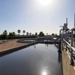 La depuradora La Hoya, en Lorca (Murcia) tiene una capacidad media de tratamiento de 20.000 m3 de aguas residuales al día. Tras un tratamiento avanzado, el agua se regenera para nuevos usos y se reutiliza principalmente para riego agrícola, clave para compensar la situación de estrés hídrico en la región
