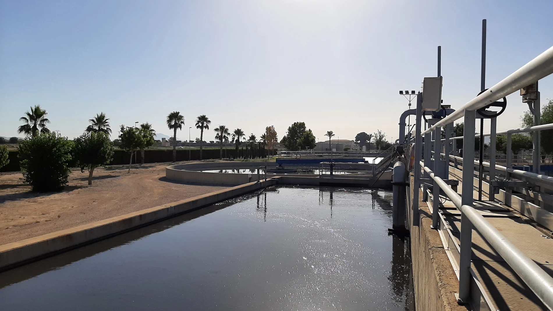 La depuradora La Hoya, en Lorca (Murcia) tiene una capacidad media de tratamiento de 20.000 m3 de aguas residuales al día. Tras un tratamiento avanzado, el agua se regenera para nuevos usos y se reutiliza principalmente para riego agrícola, clave para compensar la situación de estrés hídrico en la región