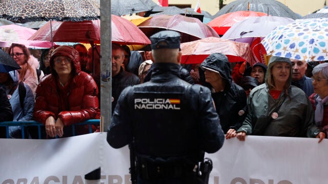 Las agrupaciones socialistas toman las inmediaciones de Ferraz en apoyo a Pedro Sánchez