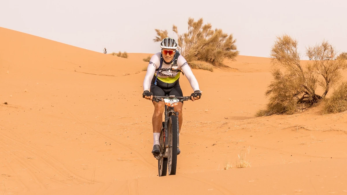 Titan Desert 2024: leyendas del deporte, famosos y bicicletas en la arena del desierto