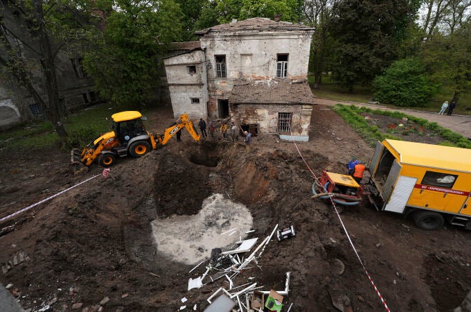 Trabajadores municipales excavan en un hospital atacado por Rusia en Járkiv