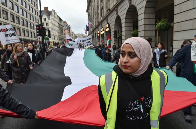 Manifestantes portan una bandera palestina gigante en una protesta este sábado en Londres