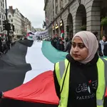 Manifestantes portan una bandera palestina gigante en una protesta este sábado en Londres