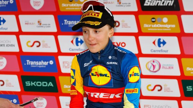 Un final accidentado y victoria para Lidl-Trek en la primera etapa de la Vuelta femenina